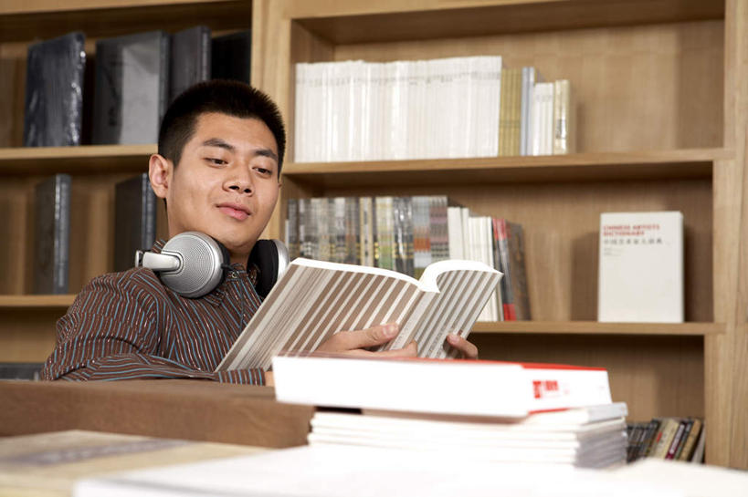 一个人,商务人士,坐,微笑,横图,室内,正面,仰视,衬衫,桌子,杂志,北京,中国,亚洲,木制,纸,现代,饮食,休闲,假日,放松,摄影,高雅,年轻男性,中国人,年轻人,书,半身,彩图,低角度拍摄