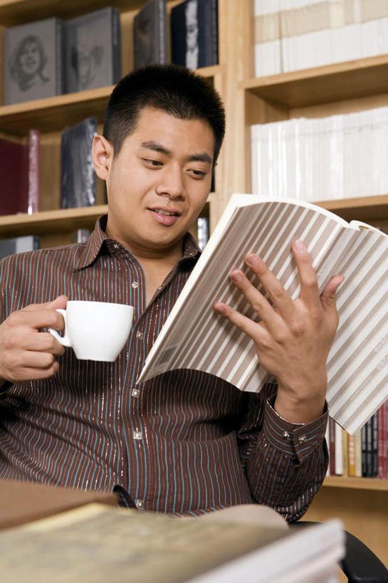 咖啡,一个人,商务人士,坐,微笑,竖图,室内,正面,仰视,衬衫,桌子,杂志,北京,中国,亚洲,木制,纸,咖啡杯,现代,饮食,休闲,假日,放松,摄影,高雅,年轻男性,中国人,年轻人,书,半身,彩图,低角度拍摄