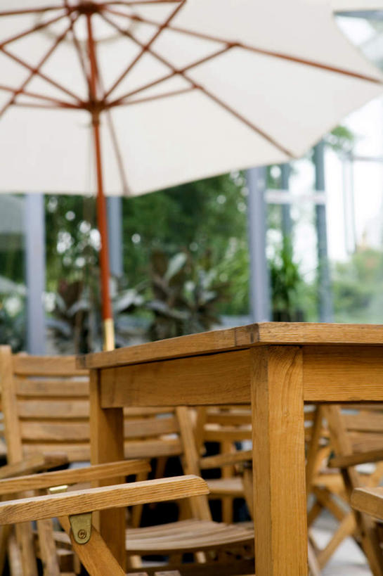 竖图,室外,正面,仰视,北京,中国,亚洲,木制,遮阳伞,现代,饮食,背面,休闲,假日,摄影,玻璃杯,彩图,低角度拍摄