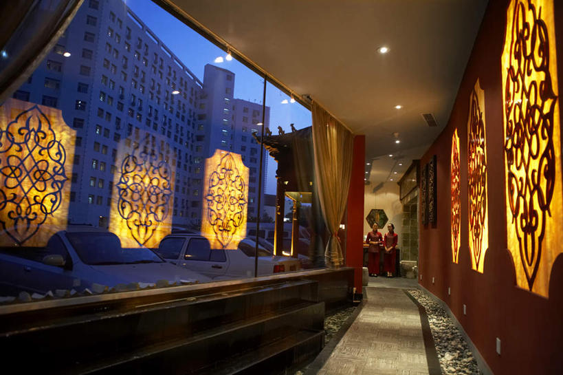 两个人,横图,室内,白天,窗户,北京,亚洲,艺术,装饰,反射,瓷器,墙,走廊,茶道,历史,饮食,茶馆,服务,摄影,照亮,高雅,中国文化,华贵,手艺,古典风格,东亚,设计,彩图,餐馆,咖啡馆,传统文化