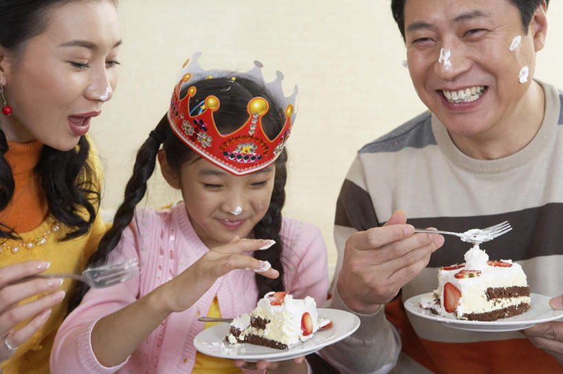 中年人,三个人,家庭,母亲,父亲,女儿,坐,蹲,吃,横图,室内,正面,仰视,毛衣,快乐,幸福,礼物,北京,中国,亚洲,庆祝,房屋,休闲,放松,童年,许愿,摄影,生长,起居室,愉悦,气氛,女孩,女人,中国人,半身,彩图,低角度拍摄,欢乐,蛋糕