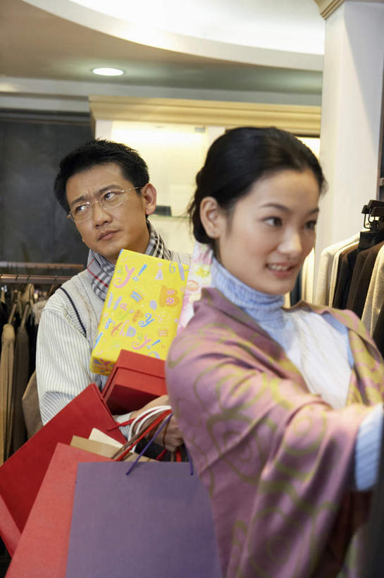 东方人,成年人,两个人,夫妻,丈夫,妻子,商店,站,笑,微笑,露齿笑,竖图,室内,白天,正面,毛衣,爱情,购物,时尚,讨论,快乐,通讯,友谊,幸福,分享,消费,城市,衣架,北京,亚洲,丰富,瓷器,商品,眼镜,购物袋,浪漫,拿着,现代,顾客,盒子,披肩,围巾,张嘴,休闲,恩爱,放松,决定,夸张,零售,想,压力,皱眉头,恋人,摄影,多样,专心,高雅,享乐,愉悦,服装店,都市风光,购买,华贵,选择,张大嘴巴,百货公司,东亚,挫败,悲哀,茄克,异性恋,无忧无虑,担心,男人,男性,年轻男性,年轻女性,女人,女性,亚洲人,中国人,年轻人,夫妇,情侣,张开嘴,休闲活动,说话,半身,彩图,欢乐,购物中心,伴侣,翻白眼,赛尔,挨着,购物狂