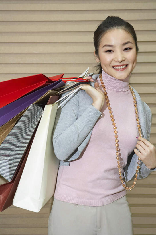 东方人,成年人,一个人,商店,站,笑,微笑,露齿笑,竖图,室内,室外,白天,正面,毛衣,购物,快乐,幸福,消费,城市,北京,亚洲,仅一个年轻女性,仅一个女性,仅一个人,丰富,瓷器,商品,购物袋,拿着,现代,扛,休闲,放松,零售,摄影,多样,高雅,享乐,愉悦,都市风光,购买,华贵,选择,东亚,无忧无虑,年轻女性,女人,女性,亚洲人,中国人,年轻人,休闲活动,彩图,欢乐,购物中心,赛尔