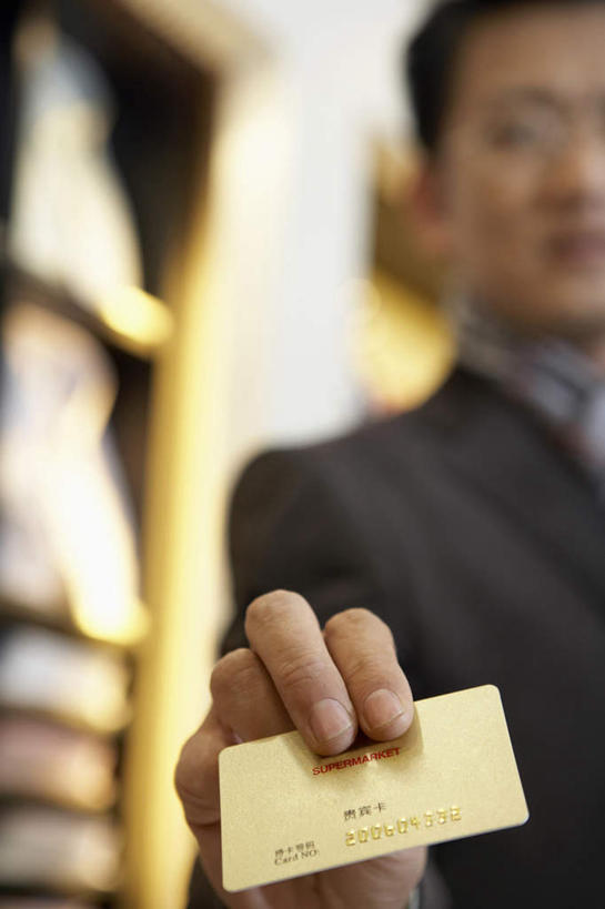 东方人,成年人,脸,头,脸颊,一个人,商店,站,竖图,室内,白天,正面,购物,商务,时尚,信心,信用卡,消费,城市,北京,亚洲,套装,正装,瓷器,眼镜,拿着,现代,顾客,肩膀,职业,休闲,决定,零售,压力,服务,财富,金融,摄影,便利,享乐,付款,服装店,都市风光,购买,金卡,出示,选择,渴望,东亚,男人,男性,年轻男性,亚洲人,中国人,年轻人,头部,脸部,脸蛋,面部,休闲活动,半身,彩图,购物中心