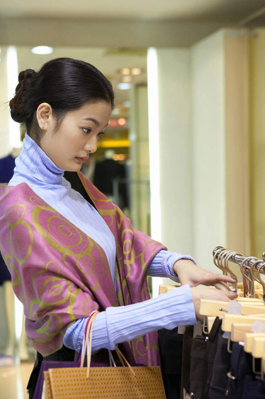 东方人,成年人,一个人,商店,站,竖图,俯视,室内,白天,侧面,毛衣,购物,时尚,消费,城市,北京,亚洲,仅一个年轻女性,仅一个女性,仅一个人,吊挂,悬挂,丰富,瓷器,购物袋,挂,休闲装,现代,顾客,衣服,披肩,休闲,放松,决定,零售,摄影,多样,专心,高雅,享乐,挑选,服装店,都市风光,购买,选择,东亚,无忧无虑,年轻女性,女人,女性,亚洲人,中国人,年轻人,休闲活动,半身,彩图,高角度拍摄,购物中心,赛尔