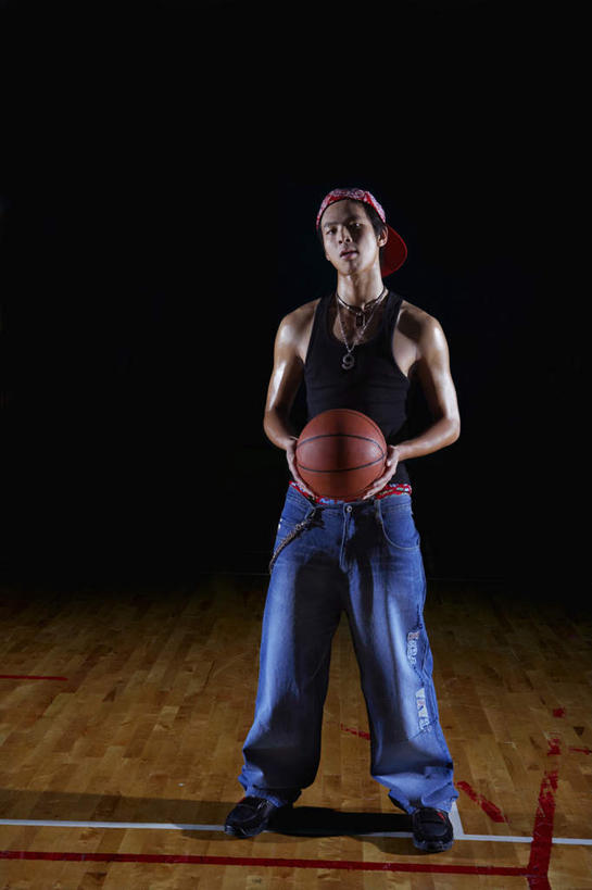 东方人,成年人,健壮,一个人,学生,体育馆,健身房,运动场,站,竖图,室内,留白,正面,时尚,游戏,快乐,运动,信心,北京,亚洲,仅一个男性,仅一个人,棒球帽,瓷器,球场,投篮,篮球运动员,拿着,牛仔裤,休闲装,体育场,球,仅一个年轻男性,看,手势,鸭舌帽,个性,活力,摄影,活动,动作,姿态,酷,嘻哈,努力,街头篮球,挑战,篮球运动,东亚,运动馆,男人,男性,年轻男性,亚洲人,中国人,年轻人,休闲活动,彩图,打手势,韧性,健身俱乐部,态度