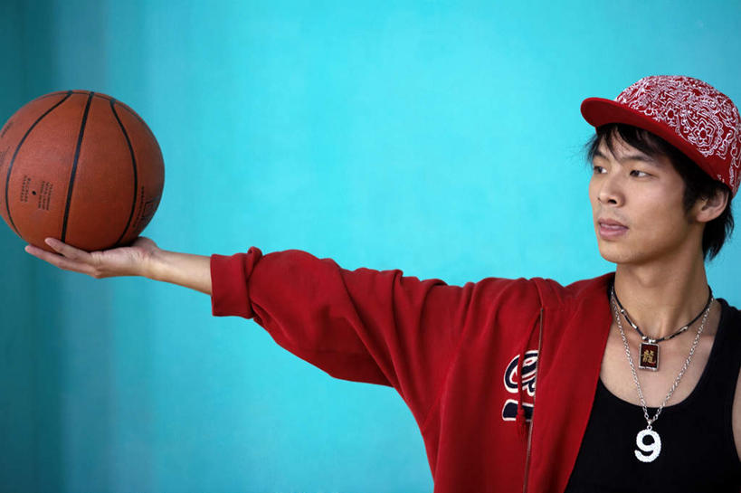 东方人,少年,脸,头,脸颊,一个人,站,横图,室内,留白,时尚,游戏,运动,信心,北京,亚洲,仅一个男性,仅一个人,伸展,棒球帽,瓷器,竞技运动,篮球运动员,拿着,休闲装,肩膀,球,仅一个年轻男性,蓝色,个性,平衡,摄影,专心,酷,嘻哈,风格,决心,肖像,街头篮球,篮球运动,东亚,体育活动,男人,男性,年轻男性,亚洲人,中国人,年轻人,头部,脸部,脸蛋,面部,张开手臂,彩图,影棚拍摄,摆拍,态度