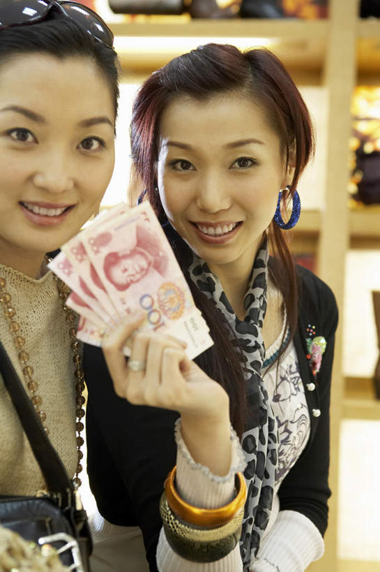 东方人,成年人,一个人,两个人,商店,笑,微笑,露齿笑,竖图,室内,白天,正面,购物,旅游,快乐,友谊,幸福,钱,人民币,信用卡,消费,珠宝,北京,中国,亚洲,仅一个年轻女性,仅一个女性,仅一个人,丰富,钱币,拿着,休闲装,现代,零售,财富,钞票,金融,纸币,摄影,手镯,生活方式,经济,享乐,付款,愉悦,购买,金卡,出示,流通,纸钞,贸易,百货公司,东亚,重要,货币,现金,年轻女性,女人,女性,亚洲人,中国人,年轻人,半身,彩图,旅行,欢乐,购物中心,头等舱,闺密