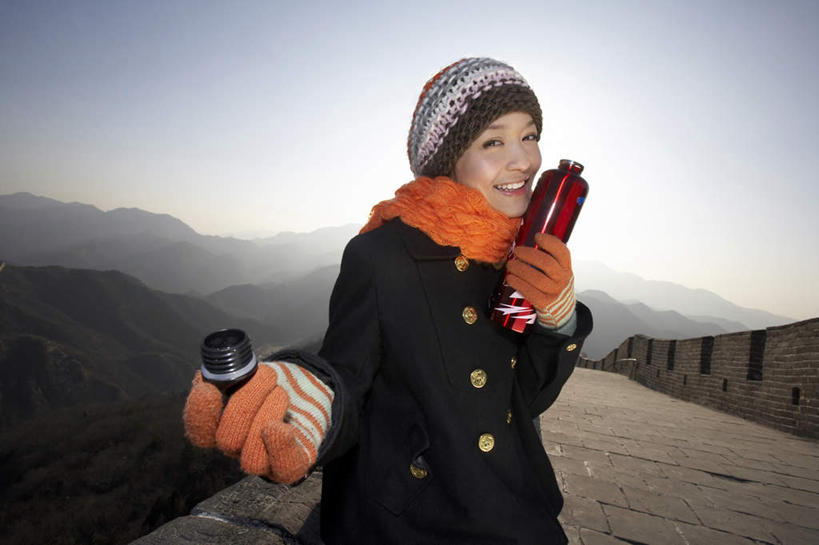 东方人,成年人,一个人,站,微笑,横图,室外,白天,正面,旅游,度假,快乐,幸福,纯洁,旅途,美景,日落,山脉,水,北京,长城,亚洲,仅一个年轻女性,仅一个女性,仅一个人,行人,游客,游人,瓷器,景观,水瓶,拿着,休闲装,娱乐,饮食,路人,旅客,饮料,风景,天空,自然,围巾,地标建筑,享受,休闲,景色,放松,可爱,童年,童趣,摄影,享乐,简单,中国文化,自然风光,户外活动,古典风格,童真,东亚,烂漫,无邪,保温瓶,快活,欢愉,康乐,古代文明,过客,暖水袋,天真,年轻女性,女人,女性,亚洲人,中国人,年轻人,休闲活动,半身,彩图,旅行,高兴