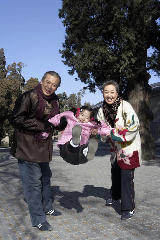东方人,儿童,老年人,三个人,家庭,女儿,儿子,祖母,祖父,公园,笑,微笑,竖图,室外,白天,正面,快乐,幸福,纯洁,北京,亚洲,连接,摇摆,瓷器,半空,拿着,休闲装,外套,树,小孩,手套,围巾,休闲,健康,放松,可爱,童年,童趣,摄影,生活方式,耳罩,指导,支撑,退休,享乐,早晨,都市风光,关爱,肖像,童真,东亚,烂漫,无邪,万里无云,快活,欢愉,康乐,天真,中午,老年男性,老年女性,男人,男性,女孩,女人,女性,亚洲人,中国人,孩子,孙女,休闲活动,手牵手,彩图,爱,高兴,欢乐,人老心不老