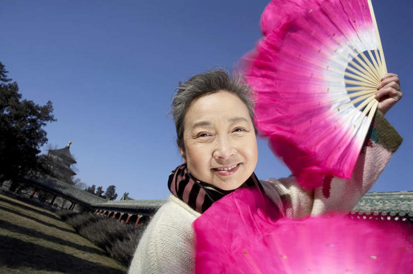 东方人,老年人,一个人,公园,天坛,站,微笑,横图,室外,白天,正面,仰视,快乐,幸福,太阳,北京,日光,亚洲,仅一个女性,仅一个人,表演,瓷器,折扇,挥手,拿着,休闲装,粉色,休闲,健康,放松,摄影,仅一个老年女性,生活方式,享乐,中国文化,肖像,东亚,万里无云,快活,欢愉,康乐,无忧无虑,老年女性,女人,女性,亚洲人,中国人,休闲活动,半身,彩图,低角度拍摄,高兴,传统文化,扇舞