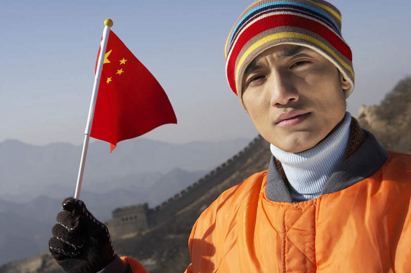 东方人,成年人,脸,头,脸颊,一个人,站,横图,室外,白天,正面,旅游,度假,探险,骄傲,美景,山脉,旗帜,帽子,长城,亚洲,行人,游客,游人,瓷器,景观,挥手,拿着,休闲装,娱乐,外套,城墙,路人,旅客,肩膀,风景,自然,手套,地标建筑,享受,休闲,景色,放松,探索,摄影,早晨,中国文化,自然风光,肖像,户外活动,古典风格,中国国旗,东亚,爱国主义,编织帽,茄克,古代文明,过客,冒险,中午,男人,男性,年轻男性,亚洲人,中国人,年轻人,头部,脸部,脸蛋,面部,休闲活动,彩图,旅行