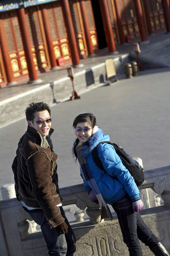 东方人,成年人,中年人,两个人,家庭,丈夫,妻子,公园,天坛,站,笑,微笑,露齿笑,竖图,俯视,室外,白天,留白,侧面,旅游,度假,快乐,幸福,北京,亚洲,行人,游客,游人,连接,瓷器,扭头,注视,休闲装,外套,路人,旅客,手套,太阳镜,围巾,地标建筑,观察,看,转头,休闲,健康,放松,摄影,生活方式,耳罩,观看,察看,享乐,早晨,关爱,关注,梦想,想象,东亚,背包客,快活,欢愉,康乐,异性恋,过客,中午,中年男性,中年女性,亚洲人,中国人,休闲活动,彩图,高角度拍摄,旅行,爱,高兴,伴侣,白日梦