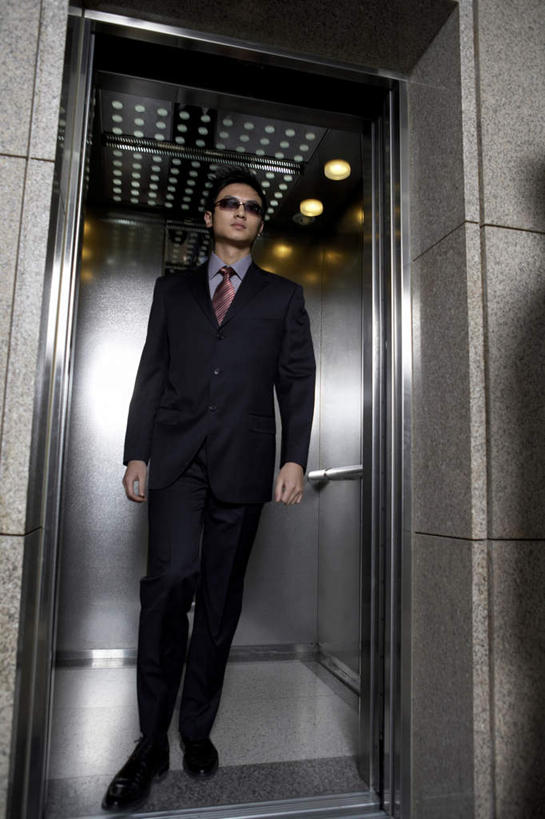 东方人,一个人,商务人士,商务男性,办公室,站,竖图,室内,白天,正面,仰视,衬衫,商务,成功,信心,技术,电梯,北京,亚洲,仅一个男性,仅一个人,套装,瓷器,门口,领带,仅一个年轻男性,太阳镜,下车,职业,办公大楼,财富,摄影,踏步,酷,商务装,工薪阶层,渴望,东亚,男人,男性,年轻男性,亚洲人,中国人,年轻人,白领,上班族,步行,彩图,低角度拍摄,衬衣