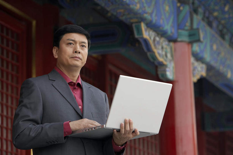 中年人,一个人,商务人士,商务男性,故宫,站,横图,室外,正面,仰视,衬衫,商务,笔记本电脑,互联网,技术,路,北京,中国,亚洲,套装,红色,自然,摄影,环境,中国文化,商务装,网上冲浪,工薪阶层,中年男性,中国人,白领,上班族,石块,半身,彩图,低角度拍摄,衬衣