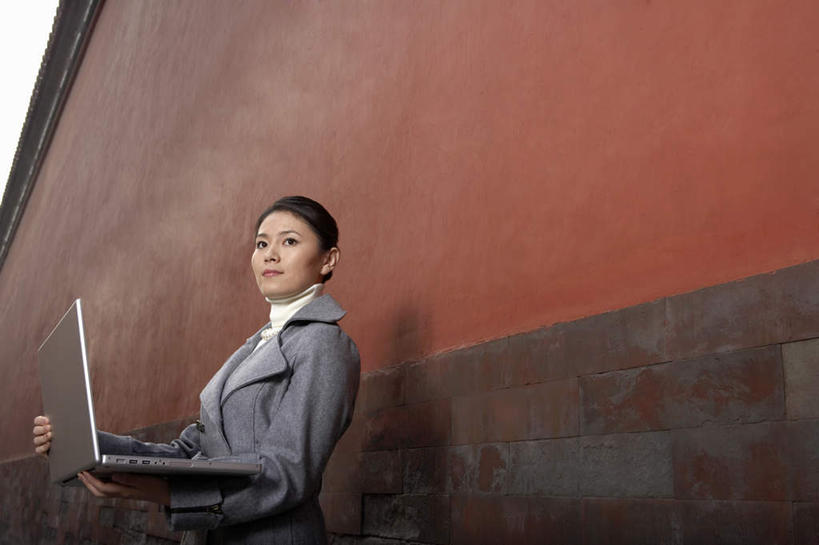 一个人,商务人士,商务女性,故宫,站,微笑,横图,室外,留白,正面,侧面,仰视,毛衣,商务,笔记本电脑,路,项链,北京,中国,亚洲,套装,过道,城墙,红色,自然,摄影,环境,专心,中国文化,商务装,网上冲浪,工薪阶层,年轻女性,中国人,年轻人,白领,上班族,彩图,低角度拍摄