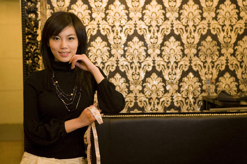 一个人,商店,站,笑,微笑,露齿笑,横图,正面,仰视,毛衣,购物,时尚,快乐,满意,窗户,落地窗,橱窗,北京,亚洲,墙,休闲装,现代,顾客,玻璃窗,看,零售,摄影,服装店,珠宝店,玻璃橱窗,年轻女性,中国人,年轻人,休闲活动,半身,彩图,低角度拍摄,欢乐