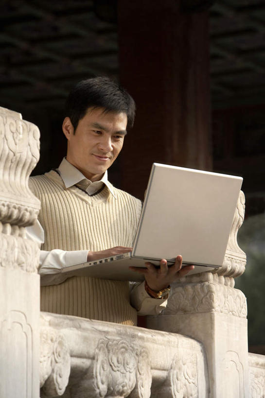 一个人,商务人士,商务男性,故宫,站,竖图,室外,正面,仰视,毛衣,衬衫,商务,笔记本电脑,技术,北京,中国,亚洲,套装,工作,树,红色,绿色,自然,摄影,中国文化,商务装,网上冲浪,工薪阶层,万里无云,年轻男性,中国人,年轻人,白领,上班族,石块,彩图,低角度拍摄,衬衣