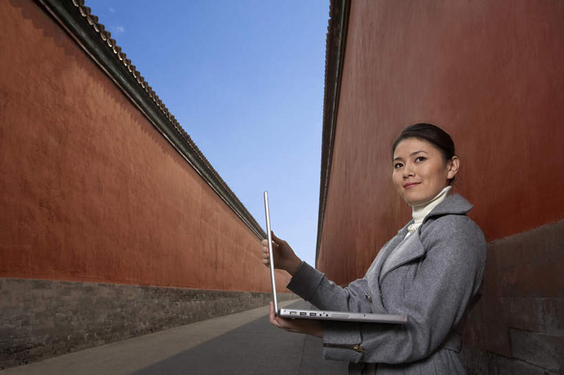 一个人,商务人士,商务女性,故宫,站,微笑,横图,室外,留白,正面,侧面,仰视,毛衣,商务,笔记本电脑,路,项链,北京,中国,亚洲,套装,过道,城墙,红色,自然,摄影,环境,专心,中国文化,商务装,网上冲浪,工薪阶层,年轻女性,中国人,年轻人,白领,上班族,彩图,低角度拍摄