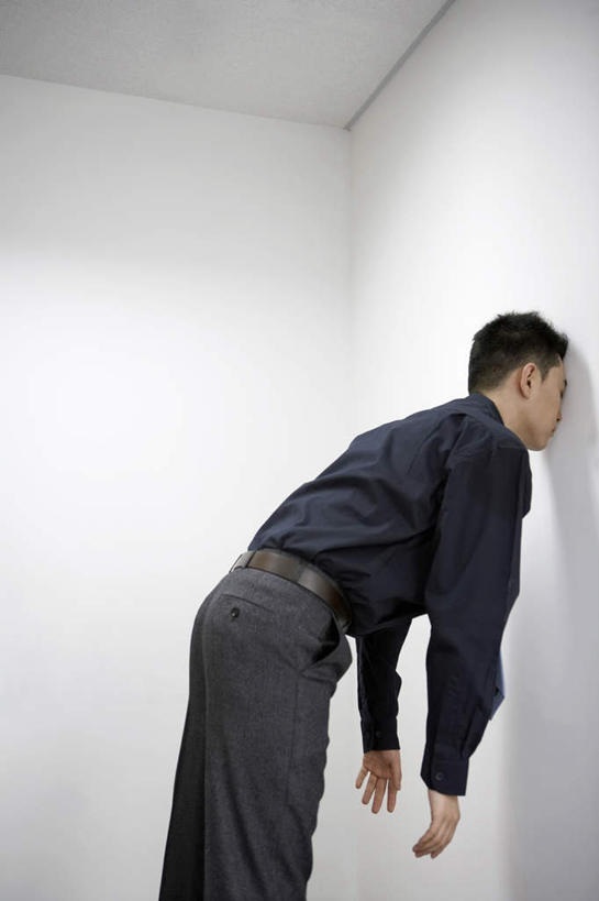 东方人,成年人,一个人,商务人士,商务男性,办公室,站,竖图,俯视,航拍,室内,侧面,衬衫,商务,中国,亚洲,仅一个男性,仅一个人,捆扎,套装,围墙,仅一个年轻男性,白色,看,靠,靠着,职业,休息,疲倦,办公大楼,失望,悲伤,疲劳,伤心,疲惫,鸟瞰,近景,商务装,问题,困乏,工薪阶层,东亚,北京市,疲乏,委顿,疲困,疲顿,疲钝,倦怠,怠倦,哀痛,悲戚,悲痛,厌倦,男人,男性,年轻男性,亚洲人,中国人,年轻人,白领,上班族,半身,彩图,高角度拍摄,衬衣,办公室职员
