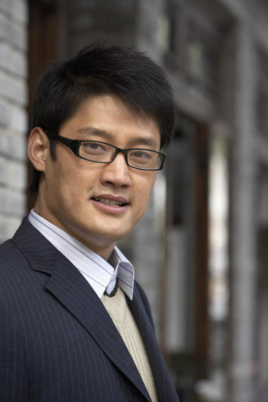 一个人,商务人士,商务男性,站,微笑,竖图,正面,仰视,毛衣,衬衫,北京,中国,套装,眼镜,摄影,商务装,工薪阶层,东亚,年轻男性,中国人,年轻人,白领,上班族,彩图,低角度拍摄,衬衣