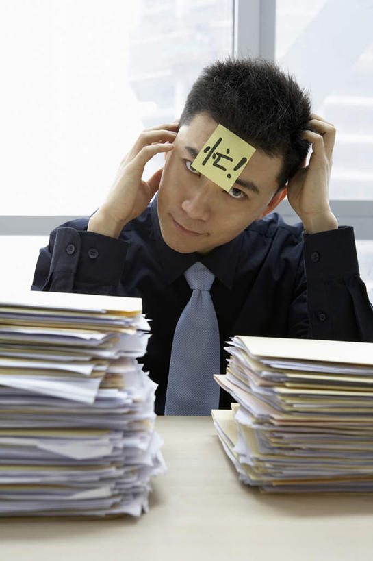 东方人,成年人,一个人,商务人士,商务男性,办公室,坐,竖图,室内,白天,正面,衬衫,商务,窗户,中国,亚洲,仅一个男性,仅一个人,捆扎,堆叠,套装,丰富,便签,书桌,仅一个年轻男性,职业,疲倦,汉字,办公大楼,夸张,保护,幽默,悲伤,疲劳,伤心,绝望,疲惫,文档,商务装,困乏,工薪阶层,东亚,北京市,疲乏,委顿,疲困,疲顿,疲钝,倦怠,怠倦,活页夹,哀痛,悲戚,悲痛,男人,男性,年轻男性,亚洲人,中国人,年轻人,白领,上班族,半身,彩图,衬衣,办公室职员