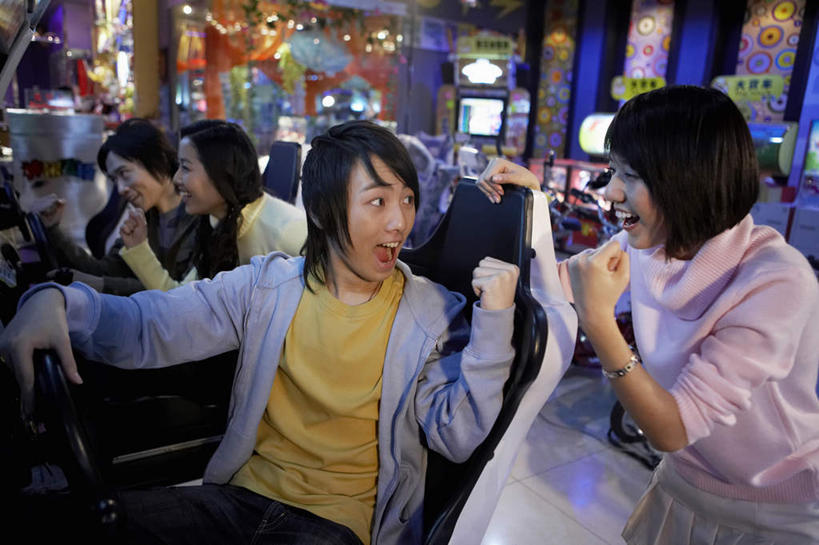 东方人,少年,成年人,一个人,两个人,四个人,学生,站,坐,举,微笑,横图,室内,正面,侧面,毛衣,度假,夜生活,游戏,快乐,兴奋,友谊,竞争,中国,亚洲,仅一个男性,仅一个年轻女性,仅一个女性,仅一个人,放牧,大喊,牛仔裤,休闲装,仅一个年轻男性,看,托,张嘴,休闲,放松,照亮,专心,享乐,近景,游戏厅,张大嘴巴,东亚,北京市,快活,欢愉,康乐,异性恋,男人,男性,年轻男性,年轻女性,女人,女性,亚洲人,中国人,年轻人,拳头,张开嘴,休闲活动,举起,举手,举着,向上举,向上伸,向上托,半身,彩图,高兴,电子游戏机,计算机游戏