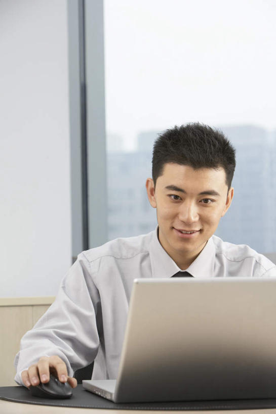 东方人,成年人,一个人,商务人士,商务男性,办公室,坐,微笑,竖图,室内,白天,正面,衬衫,商务,通讯,笔记本电脑,鼠标,互联网,技术,窗户,中国,亚洲,仅一个男性,仅一个人,捆扎,敲打,套装,围墙,输入,书桌,仅一个年轻男性,打字,看,职业,办公大楼,点击,敲击,商务装,工薪阶层,东亚,北京市,无线电技术,按键,男人,男性,年轻男性,亚洲人,中国人,年轻人,白领,上班族,半身,彩图,衬衣,办公室职员