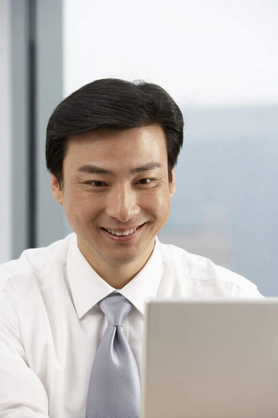 东方人,成年人,中年人,一个人,商务人士,商务男性,办公室,坐,微笑,竖图,室内,白天,正面,衬衫,商务,通讯,笔记本电脑,互联网,窗户,中国,亚洲,仅一个男性,仅一个人,仅一个中年男性,捆扎,敲打,套装,输入,打字,职业,办公大楼,点击,敲击,经理,商务装,工薪阶层,东亚,北京市,无线电技术,按键,男人,男性,中年男性,亚洲人,中国人,白领,上班族,半身,彩图,衬衣,办公室职员