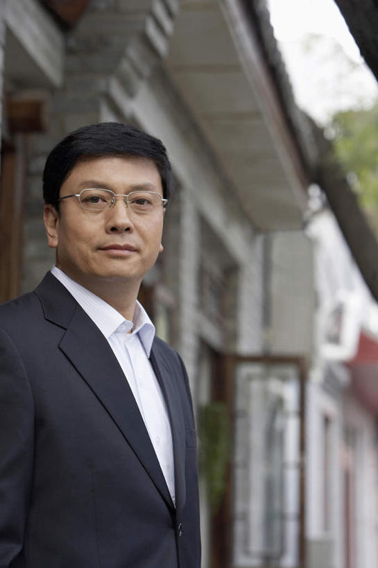 中年人,一个人,商务人士,商务男性,站,竖图,正面,仰视,衬衫,北京,中国,套装,眼镜,摄影,商务装,工薪阶层,东亚,中年男性,中国人,白领,上班族,半身,彩图,低角度拍摄,衬衣