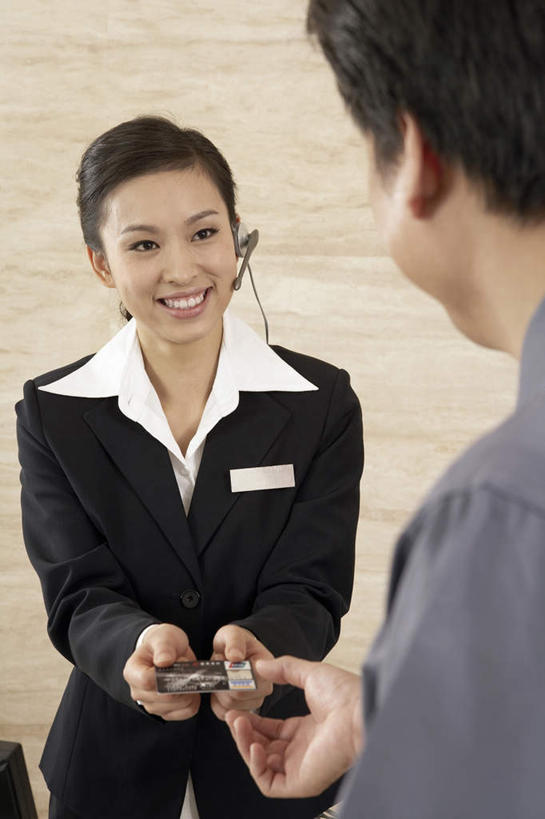 东方人,成年人,中年人,两个人,前台,服务员,宾馆,站,微笑,竖图,室内,正面,衬衫,制服,商务,快乐,信用卡,消费,桌子,酒店,亚洲,套装,办公桌,围墙,拿着,顾客,背面,耳麦,职业,服务台,服务,酒家,礼节,旅社,付款,效率,经理,近景,门卫,东亚,北京市,接待员,年轻女性,中年男性,亚洲人,中国人,年轻人,白领,服务生,侍者,半身,彩图,旅行,客店,客栈,旅店,旅馆,帮助台,呼叫台,商旅,办公室职员,商务旅行,客户服务代表