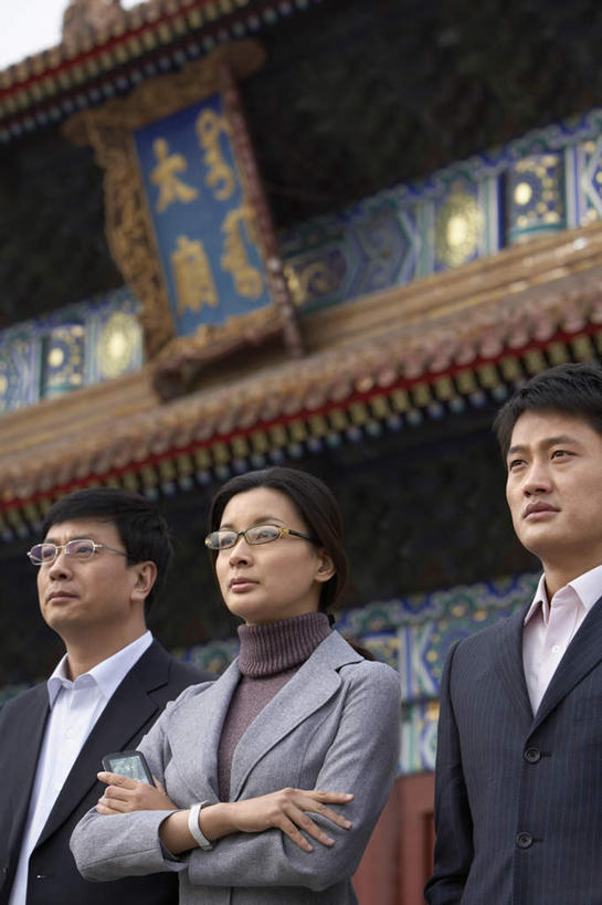 中年人,三个人,商务人士,商务男性,商务女性,站,竖图,正面,仰视,衬衫,北京,中国,套装,眼镜,太庙,摄影,商务装,工薪阶层,东亚,年轻男性,年轻女性,中年男性,中国人,年轻人,白领,上班族,半身,彩图,低角度拍摄,衬衣