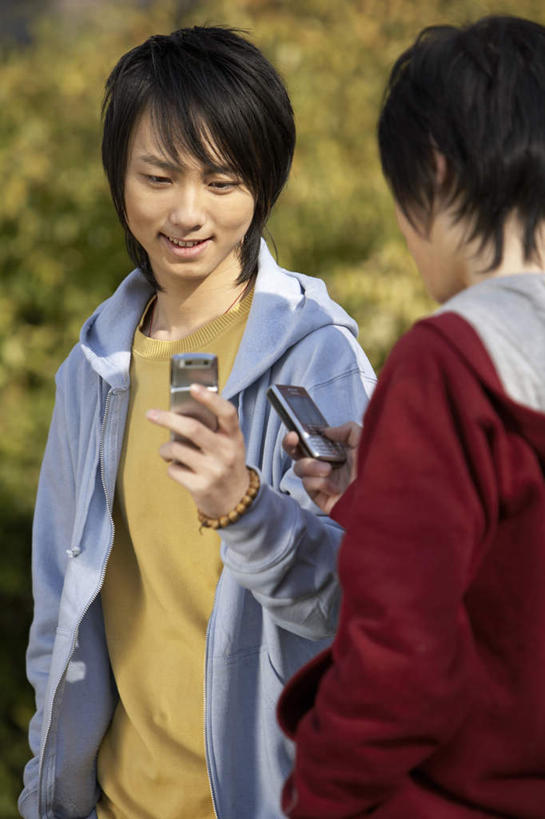 东方人,少年,成年人,一个人,两个人,学生,站,微笑,竖图,室外,特写,白天,正面,度假,讨论,快乐,通讯,友谊,技术,手机,日光,中国,亚洲,仅一个男性,仅一个年轻女性,仅一个女性,仅一个人,休闲装,校园,仅一个年轻男性,停车,背面,休息,休闲,安静,放松,主席,军人,专心,领导,享乐,总统,发短信,东亚,北京市,政治家,理论家,首脑,战略家,无线电技术,快活,欢愉,康乐,老布什,乔治.赫伯特.沃克.布什,无忧无虑,男人,男性,年轻男性,年轻女性,女人,女性,亚洲人,中国人,年轻人,大学生,电话机,休闲活动,半身,彩图,高兴