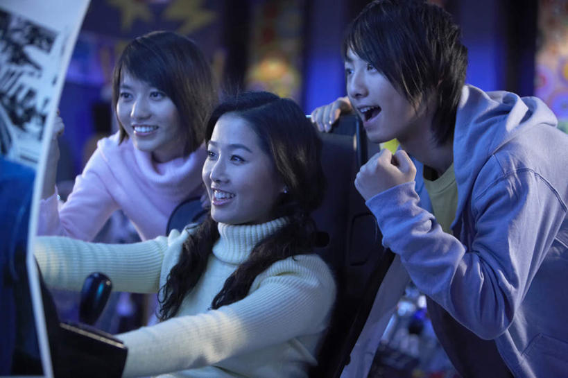 东方人,少年,成年人,一个人,三个人,学生,站,坐,举,微笑,横图,室内,正面,侧面,毛衣,度假,夜生活,游戏,快乐,兴奋,友谊,中国,亚洲,仅一个男性,仅一个年轻女性,仅一个女性,仅一个人,放牧,休闲装,仅一个年轻男性,看,托,休闲,放松,照亮,专心,享乐,游戏厅,东亚,北京市,快活,欢愉,康乐,男人,男性,年轻男性,年轻女性,女人,女性,亚洲人,中国人,年轻人,拳头,休闲活动,举起,举手,举着,向上举,向上伸,向上托,半身,彩图,高兴,电子游戏机,计算机游戏