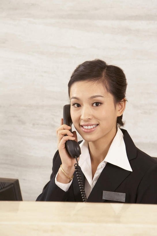 东方人,脸,头,脸颊,一个人,前台,服务员,办公室,宾馆,站,坐,打电话,微笑,竖图,俯视,室内,正面,衬衫,制服,商务,快乐,通讯,桌子,酒店,中国,亚洲,仅一个年轻女性,仅一个女性,仅一个人,套装,办公桌,围墙,书桌,肩膀,职业,服务台,办公大楼,服务,酒家,礼节,旅社,效率,门卫,东亚,北京市,接待员,年轻女性,女人,女性,亚洲人,中国人,年轻人,头部,脸部,脸蛋,面部,白领,服务生,侍者,电话机,半身,彩图,高角度拍摄,旅行,客店,客栈,旅店,旅馆,帮助台,呼叫台,商旅,办公室职员,商务旅行,客户服务代表