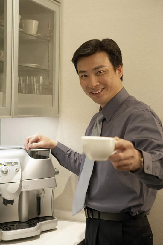 东方人,成年人,中年人,一个人,商务人士,商务男性,办公室,站,笑,微笑,露齿笑,竖图,室内,正面,衬衫,商务,快乐,厨房,中国,亚洲,仅一个男性,仅一个人,仅一个中年男性,喝,捆扎,套装,壶,围墙,咖啡杯,拿着,饮食,水壶,茶壶,容器,职业,休息,放松,观看,经理,近景,商务装,档案柜,工薪阶层,东亚,高压蒸汽咖啡机,北京市,茶水间,咖啡滤纸,男人,男性,中年男性,亚洲人,中国人,白领,上班族,彩图,衬衣,给予,办公室职员