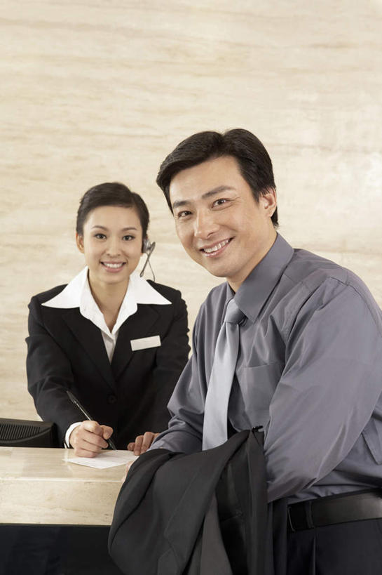 东方人,成年人,中年人,两个人,前台,服务员,宾馆,站,微笑,竖图,室内,正面,衬衫,制服,商务,快乐,桌子,酒店,中国,亚洲,套装,办公桌,围墙,书桌,顾客,职业,服务台,服务,通信,收银台,酒家,礼节,旅社,效率,经理,门卫,东亚,北京市,接待员,年轻女性,中年男性,亚洲人,中国人,年轻人,白领,服务生,侍者,半身,彩图,旅行,客店,客栈,旅店,旅馆,帮助台,呼叫台,商旅,办公室职员,商务旅行,客户服务代表