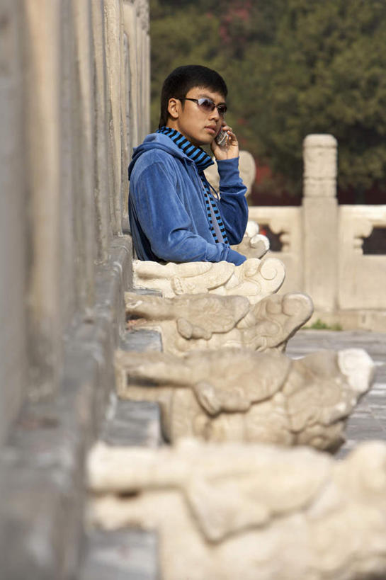 一个人,故宫,站,打电话,竖图,室外,侧面,仰视,通讯,技术,建筑,手机,北京,中国,太庙,太阳镜,围巾,休闲,放松,摄影,便利,享乐,东亚,队服,年轻男性,中国人,年轻人,半身,彩图,低角度拍摄