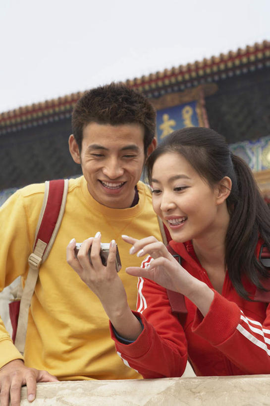 两个人,站,微笑,竖图,室外,正面,仰视,旅游,度假,快乐,技术,建筑,相机,北京,中国,浪漫,T恤,太庙,休闲,放松,摄影,便利,享乐,东亚,背包客,队服,年轻男性,年轻女性,中国人,年轻人,半身,彩图,低角度拍摄,爱,伴侣,好奇心