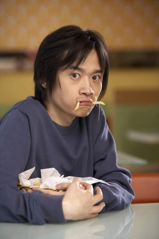 东方人,少年,成年人,一个人,坐,吃,竖图,室内,正面,侧面,烹饪,西餐,中国,亚洲,仅一个男性,仅一个人,料理,美味,食品,休闲装,薯条,菜肴,美食,饮食,食物,仅一个年轻男性,快餐,休闲,放松,西式,佳肴,保护,快餐店,电脑芯片,享乐,愉悦,膳食,饥饿,西式快餐,东亚,垃圾食品,北京市,男人,男性,年轻男性,亚洲人,中国人,年轻人,半身,彩图,餐馆,咖啡馆,饿,暴饮暴食