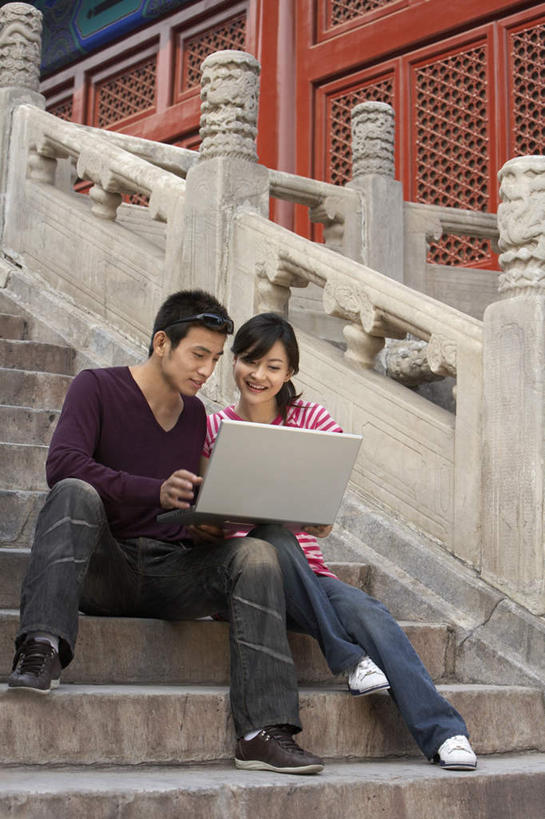 两个人,故宫,坐,微笑,竖图,室外,留白,正面,仰视,快乐,笔记本电脑,互联网,建筑,北京,中国,指,浪漫,T恤,指点,牛仔裤,太庙,台阶,太阳镜,休闲,放松,摄影,享乐,指向,东亚,年轻男性,年轻女性,中国人,年轻人,彩图,低角度拍摄,伴侣