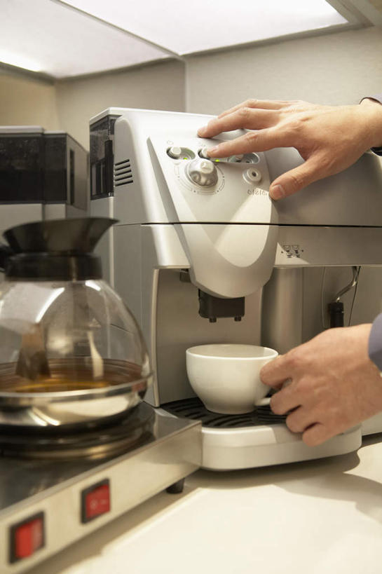 东方人,成年人,中年人,一个人,商务人士,商务男性,办公室,站,竖图,室内,特写,正面,衬衫,商务,厨房,中国,亚洲,仅一个男性,仅一个人,仅一个中年男性,喝,套装,朦胧,模糊,壶,围墙,咖啡杯,拿着,饮食,水壶,茶壶,容器,职业,休息,放松,部分,操作,经理,近景,商务装,工薪阶层,东亚,高压蒸汽咖啡机,北京市,茶水间,咖啡滤纸,男人,男性,中年男性,亚洲人,中国人,白领,上班族,彩图,衬衣,办公室职员