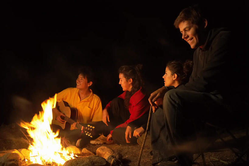 东方人,成年人,四个人,坐,蹲,微笑,横图,室外,夜晚,留白,侧面,聚会,旅游,度假,讨论,快乐,通讯,探险,友谊,分享,射击,草地,美景,帽子,亚洲,表演,庆祝,瓷器,火焰,景观,枝,吉他,郊区,浪漫,燃烧,音乐,弹奏,拿着,牛仔裤,娱乐,刺激,自然,社区,享受,休息,休闲,概念,景色,放松,活力,想,凝视,唱,环境,专心,篝火,享乐,愉悦,关爱,自然风光,决心,露营,东亚,北京市,快活,欢愉,康乐,异性恋,无忧无虑,冒险,男人,男性,年轻男性,年轻女性,女人,女性,亚洲人,中国人,年轻人,休闲活动,彩图,旅行,高兴,欢乐,营火,白色人种,挨着