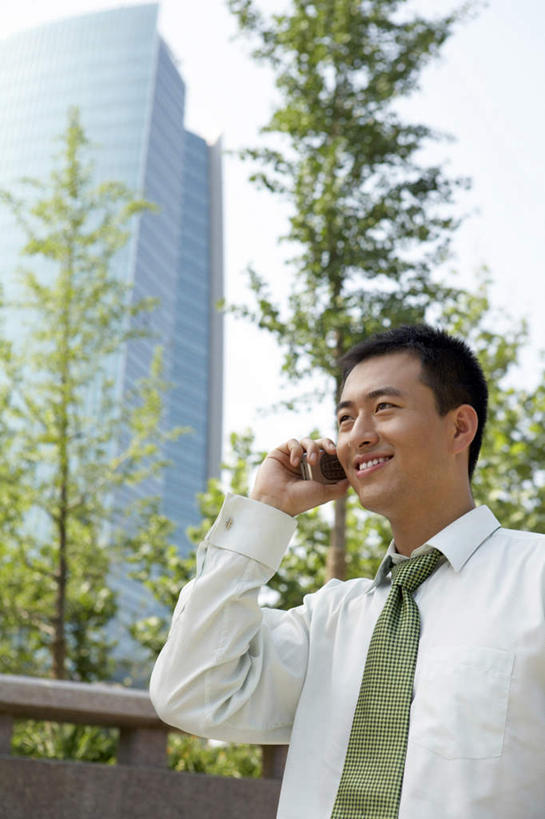 一个人,公园,站,微笑,竖图,留白,侧面,仰视,讨论,通讯,信心,技术,城市,摩天大楼,北京,中国,亚洲,小贩,塔,领带,联系,听,干净,现代,自然,夏天,活力,凝视,摄影,组织,便利,专心,经理,年轻男性,中国人,年轻人,半身,彩图,低角度拍摄,办公室职员