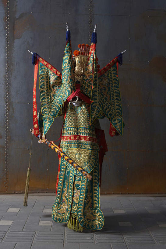 东方人,中年人,老年人,胡须,一个人,演员,电影明星,站,竖图,室内,白天,旗帜,亚洲,表演,朦胧,模糊,生锈,瓷器,拿着,表演者,传统,背面,思考,武器,工业,复杂,环境,腐蚀,侵蚀,剑,中国文化,改变,典礼,伪装,比例,京剧,东亚,将军,东亚文化,北京市,歌剧,腐化,锈迹斑斑,老年男性,男人,男性,亚洲人,中国人,胡子,络腮胡,影视明星,彩图,传统服装,中国戏曲,防护面罩,传统文化,性格