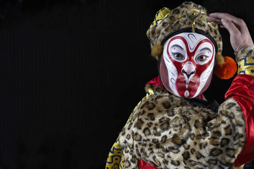 东方人,老年人,脸,头,脸颊,一个人,演员,电影明星,舞台,站,横图,留白,正面,亚洲,仅一个男性,仅一个人,表演,准备,黑色背景,瓷器,表演者,传统,肩膀,仅一个年轻男性,手势,豹纹,孙悟空,唱,练习,愉悦,中国文化,改变,伪装,反差,演出服,京剧,东亚,东亚文化,北京市,歌剧,男人,男性,年轻男性,亚洲人,中国人,年轻人,头部,脸部,脸蛋,面部,影视明星,半身,彩图,中国戏曲,防护面罩,打手势,传统文化,京剧演员,性格