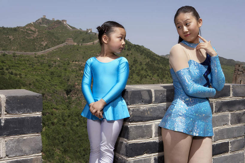 东方人,儿童,老年人,两个人,姐妹,学生,运动员,站,举,微笑,横图,室外,白天,留白,正面,锻炼,快乐,满意,自由,纯洁,比赛,运动,团队,竞争,美景,山,山脉,长城,日光,亚洲,体操,瓷器,景观,围墙,训练,娱乐,传统,城墙,小孩,蓝色,自然,地标建筑,夏天,教,看,靠,靠着,手势,托,教练,职业,休息,休闲,面对面,景色,安静,放松,活力,可爱,童年,童趣,凝视,转,生长,宁静,专心,高雅,享乐,敏捷,体育运动,愉悦,近景,中国文化,自然风光,出示,田径运动,自由体操,监视,童真,东亚,烂漫,无邪,队员,发展,艺术体操,万里无云,北京市,技能,体育,天真,年轻女性,女孩,女人,女性,亚洲人,中国人,孩子,年轻人,体育运动员,运动选手,举起,举手,举着,向上举,向上伸,向上托,彩图,健身,欢乐,奥运会,教练员,教练者,打手势