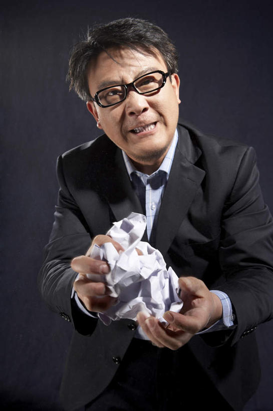 东方人,成年人,中年人,一个人,商务人士,工程师,建筑师,商务男性,办公室,站,竖图,正面,衬衫,商务,快乐,智慧,旅途,成功,信心,建筑业,建筑,亚洲,咆哮,黑色背景,套装,正装,生气,褶皱,瓷器,眼镜,纸,黑色,职业,工业,领导,商务装,蓝图,工薪阶层,东亚,发展,北京市,把握,男人,男性,亚洲人,中国人,白领,上班族,半身,彩图,影棚拍摄,衬衣,欢乐,工头,工业设计师,掌控