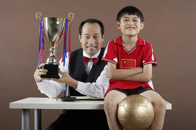 中年人,脸,头,脸颊,两个人,父亲,儿子,商务人士,商务男性,坐,笑,双手交叉,微笑,横图,留白,正面,仰视,衬衫,裙子,运动服,友谊,智慧,运气,分享,成功,团队,信心,椅子,北京,中国,亚洲,表演,准备,套装,裤子,并排,听,杯,领巾,现代,书桌,布置,刺激,肩膀,水笔,看,放松,活力,童年,想,凝视,财富,金融,理财,投资,摄影,生长,经济,马甲,创造力,专心,操作,双手抱胸,酷,享乐,挑选,解释,成就,运送,体育器械,出示,商务装,选择,音乐人,篮球运动,贸易,工薪阶层,发展,男孩,中国人,头部,脸部,脸蛋,面部,白领,上班族,设计,触摸,半身,彩图,低角度拍摄,衬衣,顾问,平等,精力,金融投资顾问,摆拍