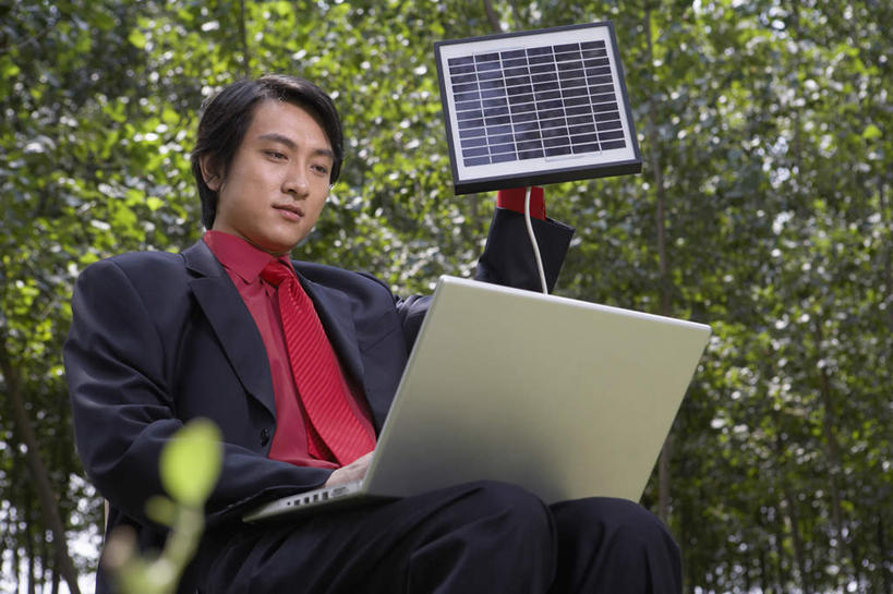 冲浪,一个人,坐,微笑,横图,正面,仰视,笔记本电脑,技术,森林,北京,中国,亚洲,套装,领带,绿色,自然,春天,摄影,动力设备,挑战,太阳能电池板,年轻男性,中国人,年轻人,彩图,低角度拍摄